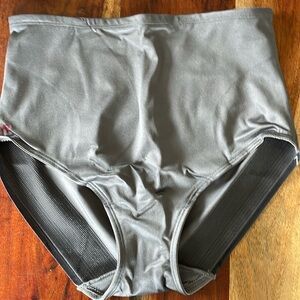 Ruby Ribbon Shaping Brief XL Silver